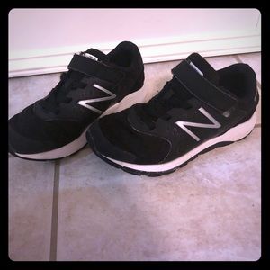 New balance black/white boys Velcro shoes